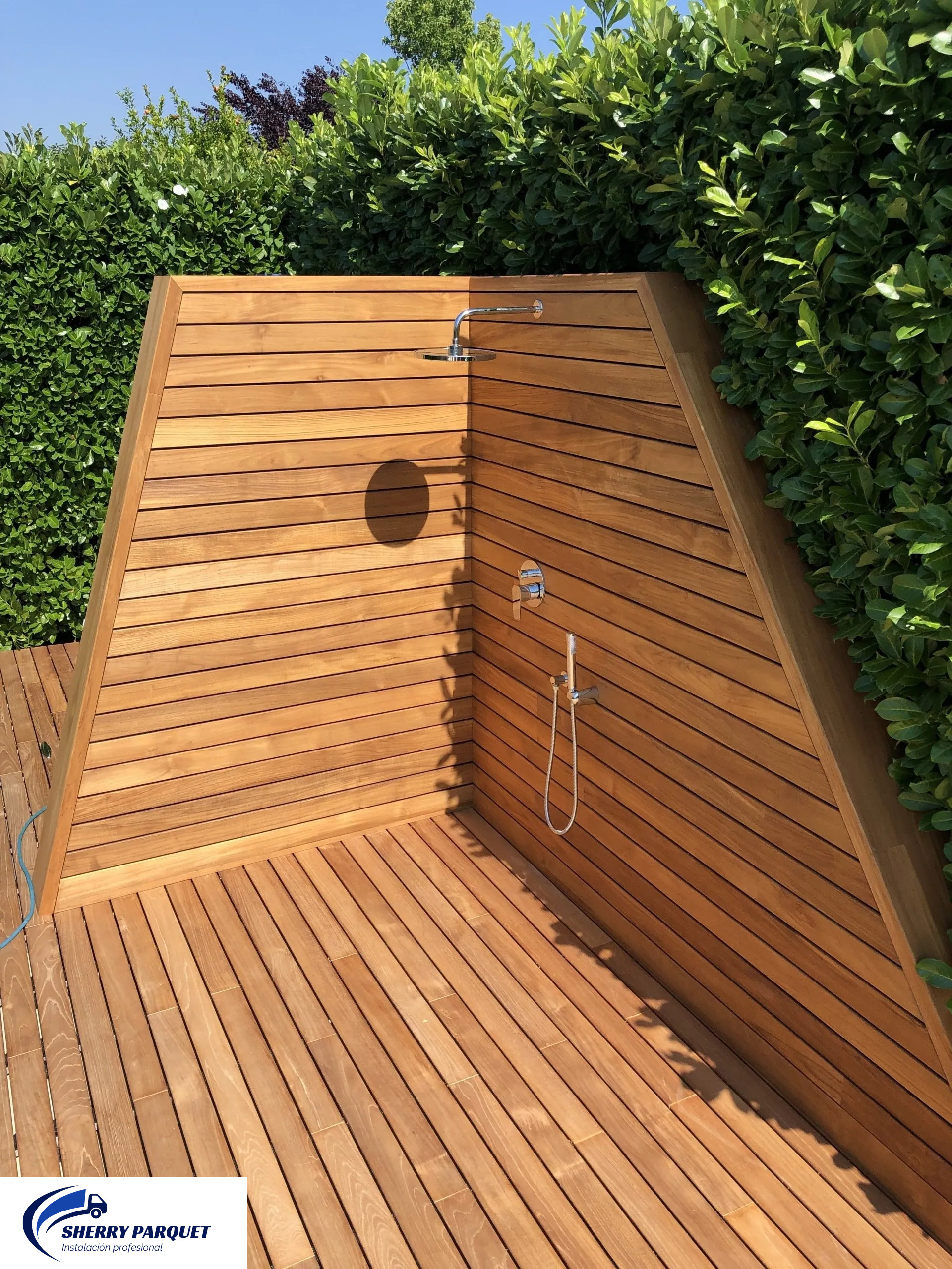 Jardín con tarima de madera de IPE en Jerez