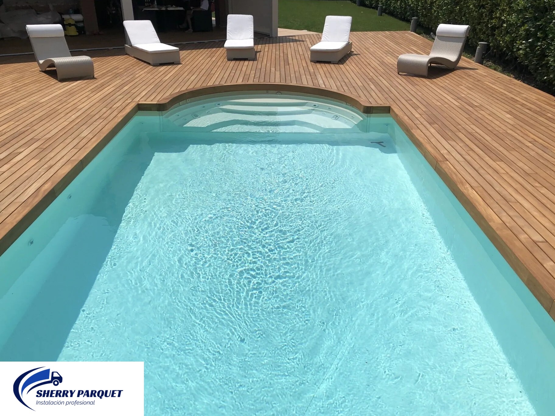 Instalación de tarima de madera natural en piscina de Jerez